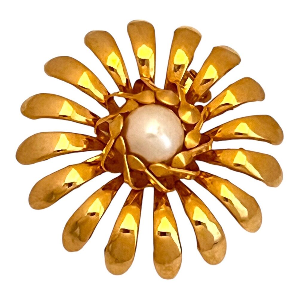 Vintage 1970s Floral Brooch Gold Tone Simulated Pearl Pin - 13B